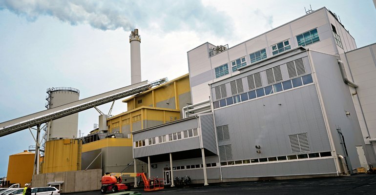 Katrinefors Kraftvärme har investerat 250 miljoner kronor i en anläggning som ger 27,8 MW biovärme och 7,3 MW biokraft.