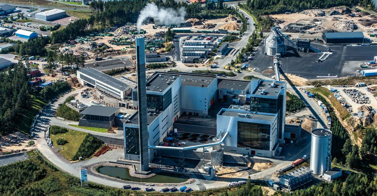 Jönköping Energis nya biokraftvärmeverk Torsvik 2, till höger i bild, bidrar starkt till att Jönköping Energi under 2015 använde hela 96 procent förnybara eller återvunna bränslen till produktionen av fjärrvärme.