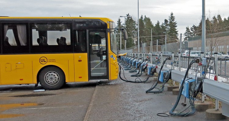 Bussrampen med plats för 30 bussar. Bussarna värms med förnybar energi.