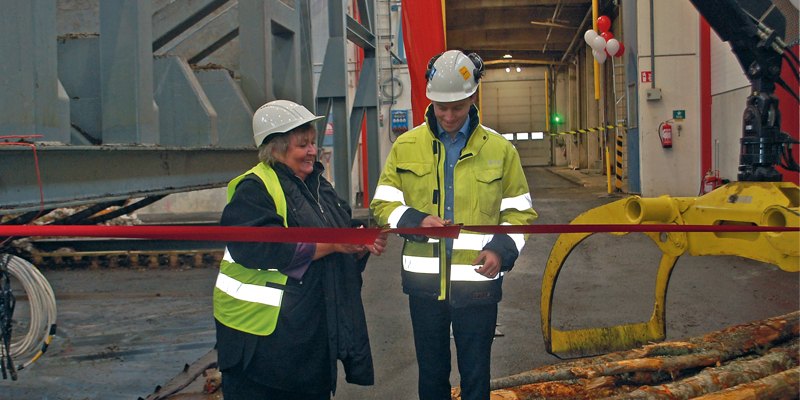 Elisabet Lassen, kommunalråd i Sollefteå och Henrik Johansson Casimiro, chef lokala energilösningar E.ON Värme, invigde flisanläggningen den 22 mars.