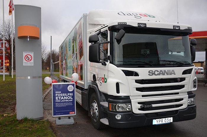 Axfood har köpt in en ny etanollastbil av Scania som kommer att distribuera livsmedel i Linköping.