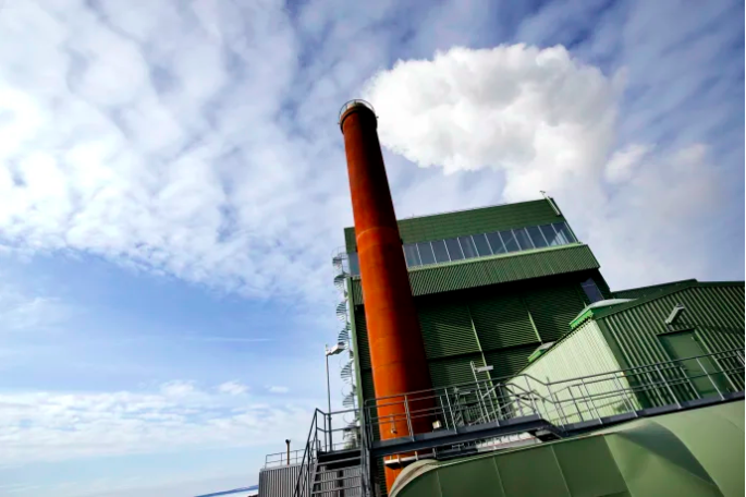Koldioxid kommer att samlas in från kraftvärmeverkets skorsten i Lugnvik och blandas med vätgas för att framställa flygbränslet. Foto: Jämtkraft